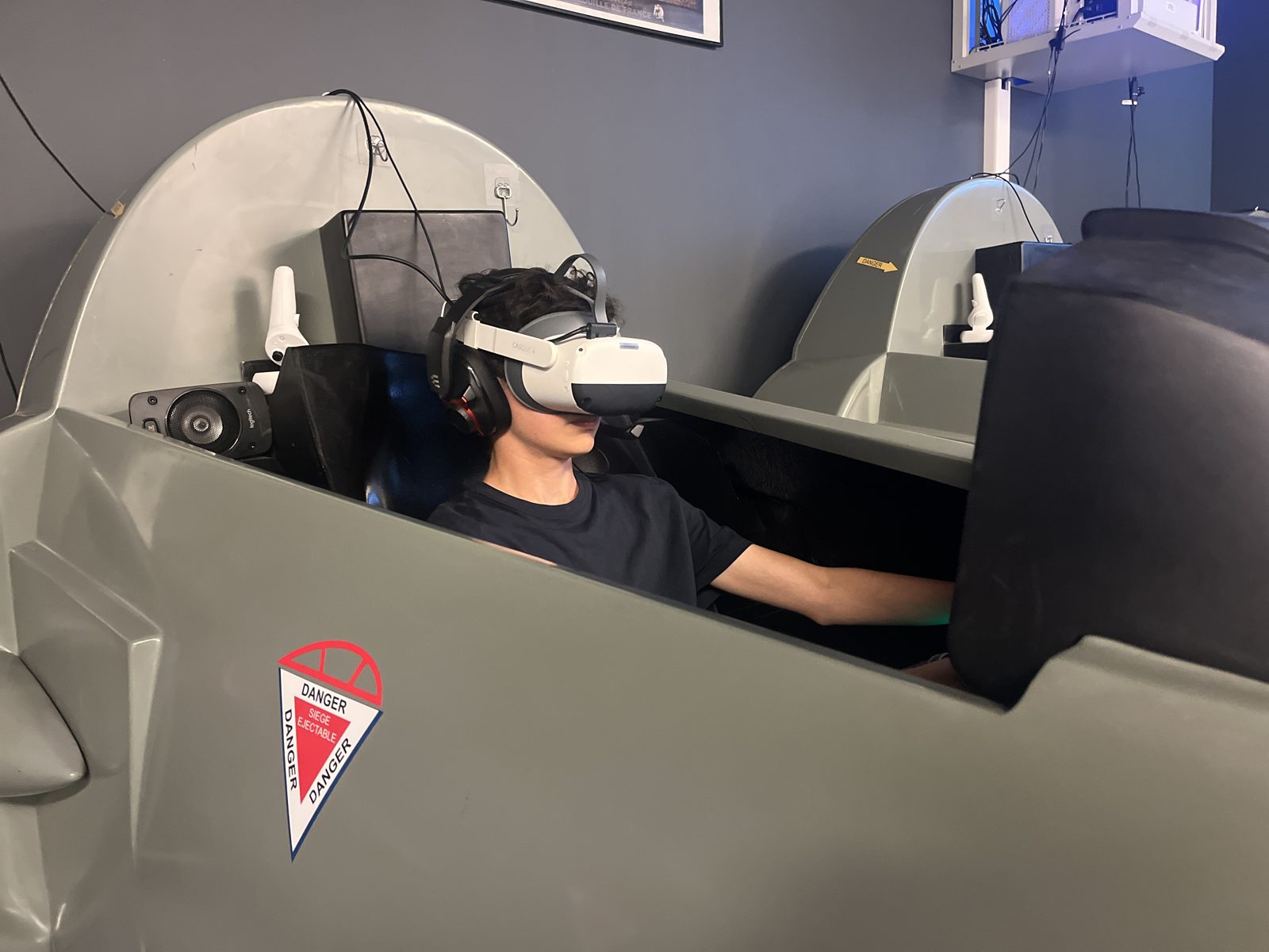 Aux commandes du Mirage 2000, casque de réalité virtuelle sur la tête